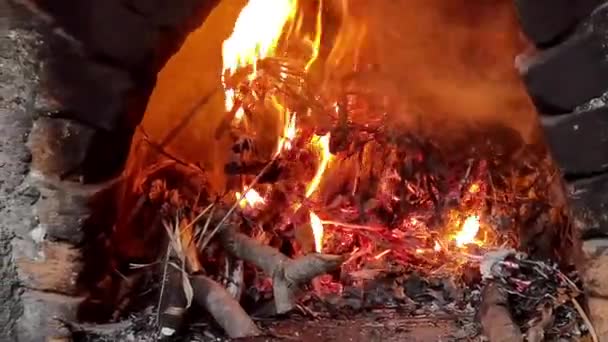 Warme Vlammen Van Het Vuur Branden Een Open Haard Een — Stockvideo
