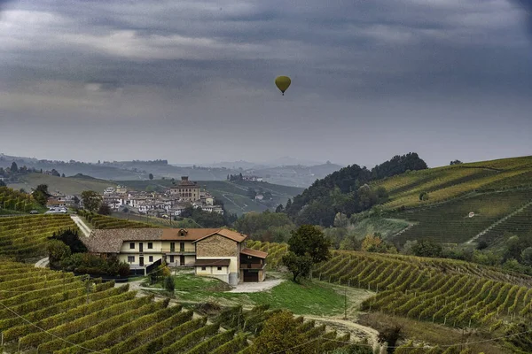 Barolo Kastélya Piemonte Langhe Szívében Alba Közelében Háttérben Egy Hőlégballon — Stock Fotó