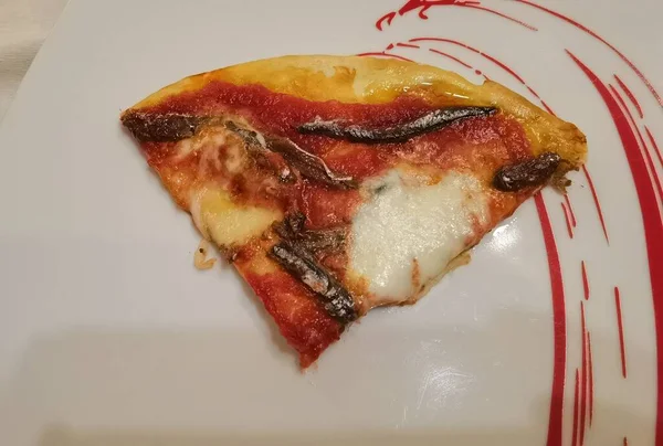 Fatia Fumegante Pizza Com Anchovas Cozida Com Receita Típica Tradição — Fotografia de Stock