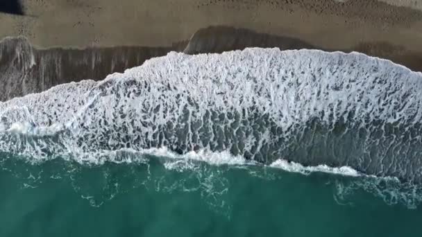 Видео Морских Волн Разбивающихся Пляже Снято Беспилотником Mini2 Южном Побережье — стоковое видео