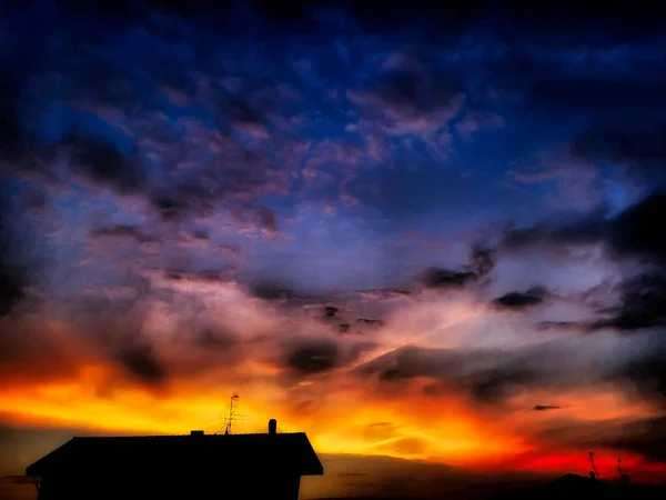 Belo Pôr Sol Vermelho Ardente Com Cores Intensas Durante Uma — Fotografia de Stock