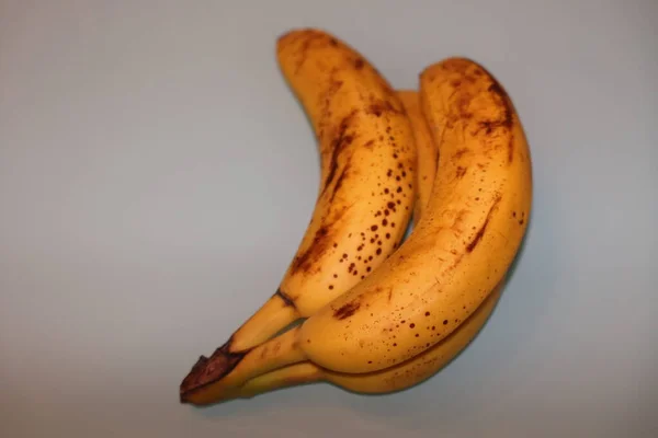 Egy Csomó Lédús Érett Mély Sárga Banán Fehér Alapon — Stock Fotó
