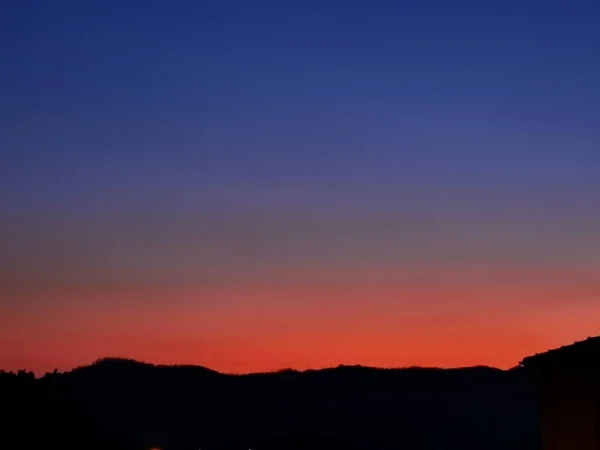 Θεαματικό Ηλιοβασίλεμα Χρώματα Που Κυμαίνονται Από Φλογερό Κόκκινο Έως Μπλε — Φωτογραφία Αρχείου