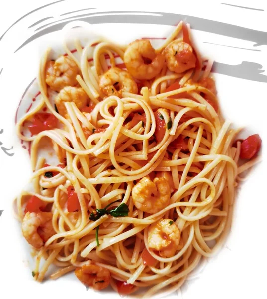 Talerz Spaghetti Sosem Pomidorowym Średnio Ugotowanymi Krewetkami Włoskimi — Zdjęcie stockowe