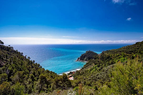 Varigotti 'deki (Batı Liguria' daki) Sarazenlerin güzel körfezi, Varigotti 'yi Noli' ye bağlayan Pellegrino yolundan alınmıştır.