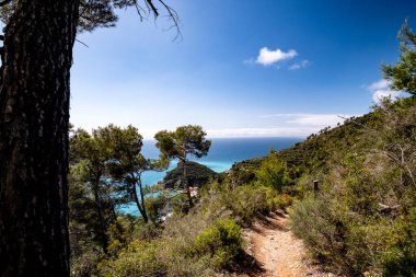Varigotti 'deki Sarazenlerin görkemli körfezi, Hacı' nın yolu boyunca fotoğraflandı.