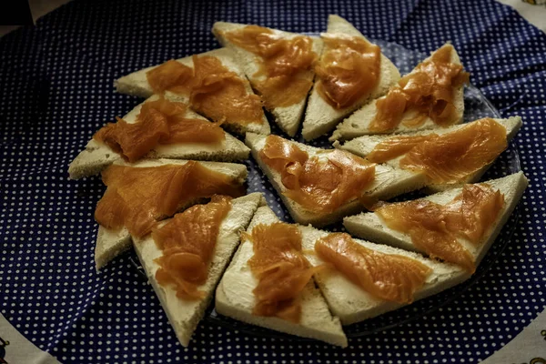 Prato Sanduíches Salmão Defumado Com Maionese Pão Espalhado — Fotografia de Stock