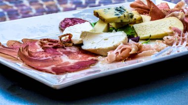 Neive 'de Langhe' de aperatif olarak bir tabak sosis ve peynir.