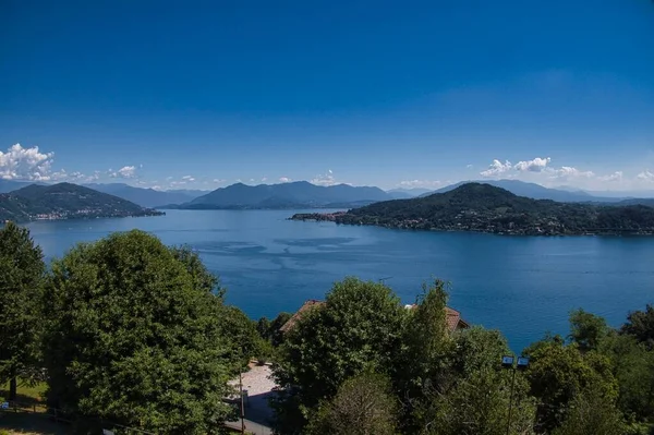 Sıcak bir yaz günü, Piedmont tarafında Maggiore Gölü manzaraları.