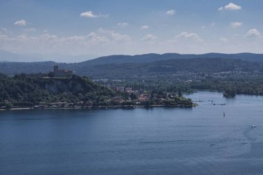 Temmuz ayında sıcak bir yaz gününde Maggiore Gölü manzaraları