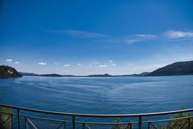 Temmuz ayının sıcak bir yaz gününde Maggiore Gölü 'nün panoramik fotoğrafları