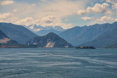 Maggiore Gölü 'nün muhteşem manzaraları ve İtalya' daki adaları