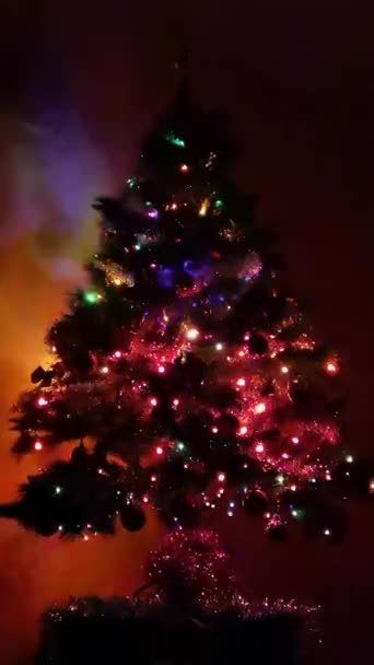 Vídeo Árbol Navidad Con Sus Luces Iluminando Una Habitación Las — Vídeos de Stock
