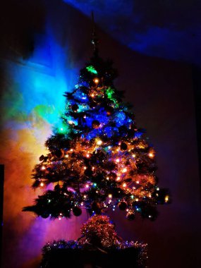 Noel ağacı ışıklarıyla aydınlatılmış ve 25 Aralık 'ta Noel balolarıyla süslenmiş.