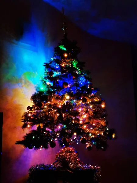Weihnachtsbaum Beleuchtet Mit Lichtern Und Geschmückt Mit Weihnachtskugeln Dezember Während Stockbild