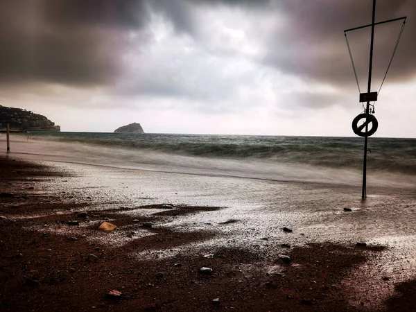 Bouřlivé Moře Narazí Italskou Pláž Úsvitu Letního Dne — Stock fotografie