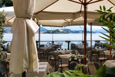 Yeşil geçiş zamanında, doğada bir açık hava restoranının masaları.