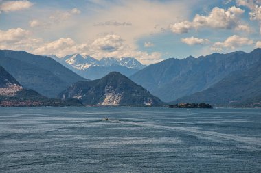 Temmuz 2021 'de Maggiore Gölü ve panoramalarının manzarası