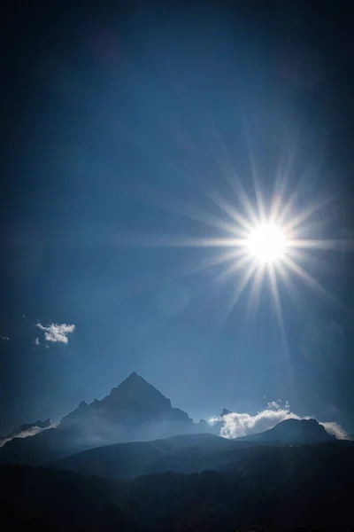モンヴィオ クネオ アルプス 太陽の光の下で素晴らしい夏の日 — ストック写真