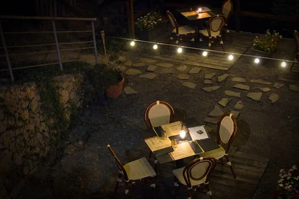 Verezzi, Savona ili, 23 Ağustos 2021: Deniz manzaralı bir restoran bahçesinde açık masa ve yaz yemeği yiyen insanlar