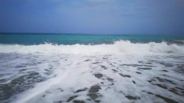 2022 kışında batı Ligurian Riviera 'sında deniz ve Varigotti dalgalarının 4k çekimi.