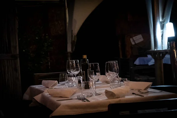 Table Dans Restaurant Ensemble Pour Dîner Aux Chandelles Soir Été — Photo