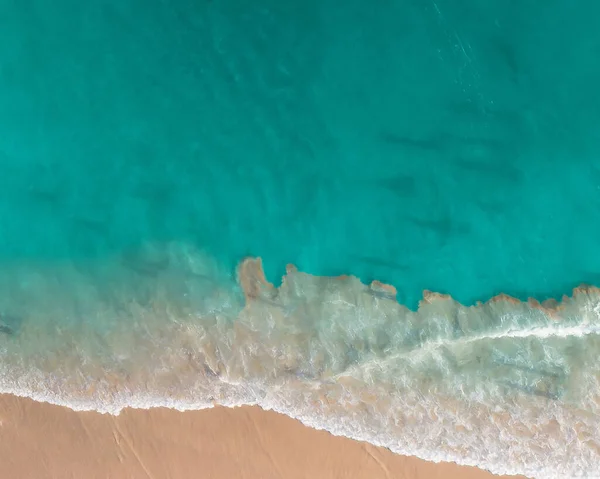 Textur Von Wellen Die Auf Den Sandstrand Krachen Foto Von — Stockfoto