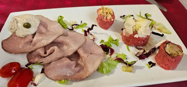 Sonbaharda Piedmontese Langhe 'de tanınmış bir restoranda mutfak kaplaması yapmış.