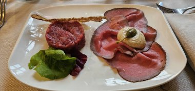 Ton balığı soslu dana eti ve domates üzerine kurulu piedmonte aperatifi, Alba yakınlarındaki Langhe bölgesinde tipik bir restoran.