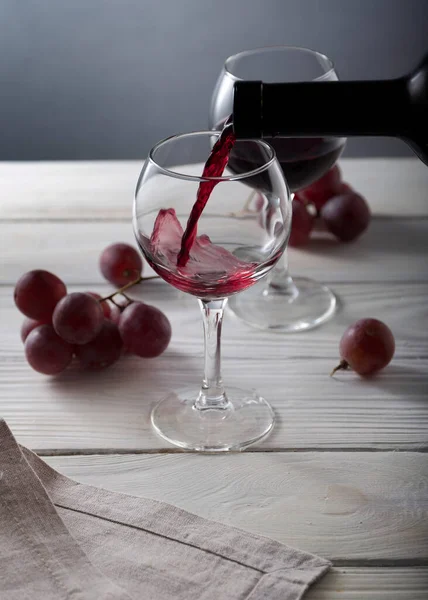 Dois copos de vinho tinto na mesa de madeira branca. — Fotografia de Stock