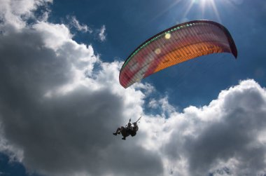 Deneyimli paraglider pilotu iki koltuklu paraşütçü