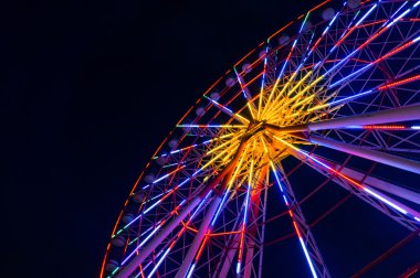 Dönme dolap içinde gece Batum.