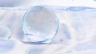 Hyaluronik asit ya da nemlendirici serum damlası, suda kozmetik için gerekli yağ kabarcıkları, güzellik kozmetik konsepti, kolajen ve vitamin, kırışıklıkları azaltmak için cilt çözeltisi, cilt emilimi, 3D