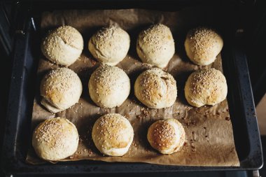 Yumuşak Çörekler fırından.