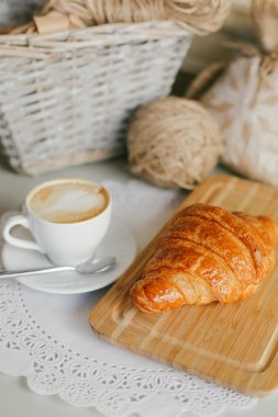 Kruvasan ve kahve rahat tablo.