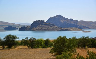 Türkiye 'nin Tunceli ilçesinde yer alan Pertek Şatosu 12. yüzyılda inşa edildi..