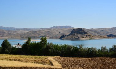 Türkiye 'nin Tunceli ilçesinde yer alan Pertek Şatosu 12. yüzyılda inşa edildi..