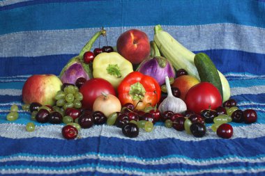 mavi bir arka plan üzerinde güzel natürmort