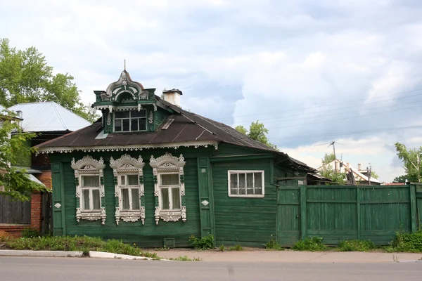 YAROSLAVL REGION, RUSSIA: The facade of the old wooden houses with carved architraves — Stock Photo, Image