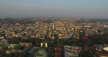 Gök olayları eski şehri Lviv, Ukrayna. Eski şehir merkezi parçası. Avrupa şehir. Şehrin yoğun nüfuslu alanlar. Belediye Binası. Lviv Palac Potockuh