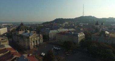 Lviv Opera. Gök olayları eski şehri Lviv, Ukrayna. Eski şehir merkezi parçası. Avrupa şehir. Şehrin yoğun nüfuslu alanlar. Belediye Binası.