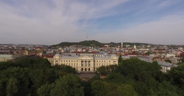 Антена Старе місто Львів. Центральній частині Старого міста. European City. Густонаселених районах міста. Львівський національний університет імені Ivan Франко — стокове відео