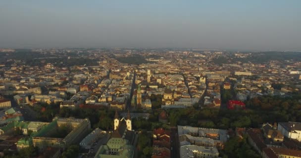 Aerial Old City Lviv, Ucraina. Parte centrale della città vecchia. Città europea. Zone densamente popolate della città. In municipio. Leopoli Palac Potockuh — Video Stock