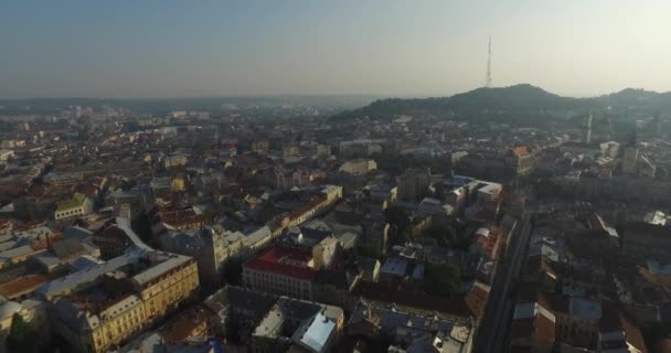 Antenne oude stad Lviv, Oekraïne. Centrale deel van de oude stad. Cultuurstad. Dichtbevolkte gebieden van de stad. Stadhuis. Lviv Doroshenka straat — Stockvideo