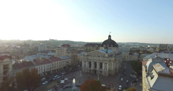 Gök olayları eski şehri Lviv, Ukrayna. Eski şehir merkezi parçası. Avrupa şehir. Şehrin yoğun nüfuslu alanlar. Lviv Opera — Stok video