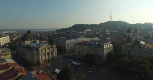 Ópera de Lviv. Aerial Old City Lviv, Ucrania. Parte central de la ciudad vieja. Ciudad Europea. Zonas densamente pobladas de la ciudad. Ayuntamiento . — Vídeos de Stock