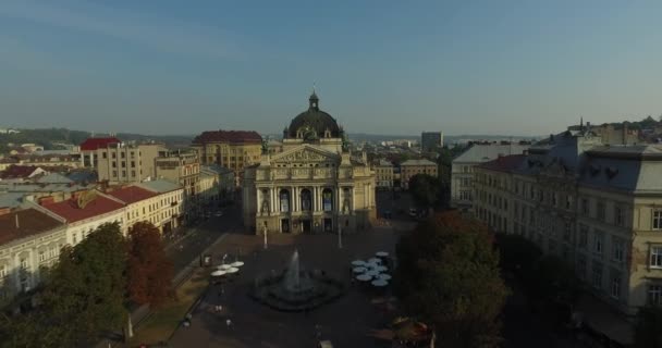 Opéra de Lviv. Vieille ville aérienne Lviv, Ukraine. La partie centrale de la vieille ville. La ville européenne. Zones densément peuplées de la ville . — Video