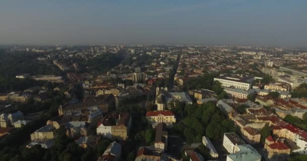 Antenne oude stad Lviv, Oekraïne. Centrale deel van de oude stad. Stadhuis. Lviv doroshenka straat — Stockvideo
