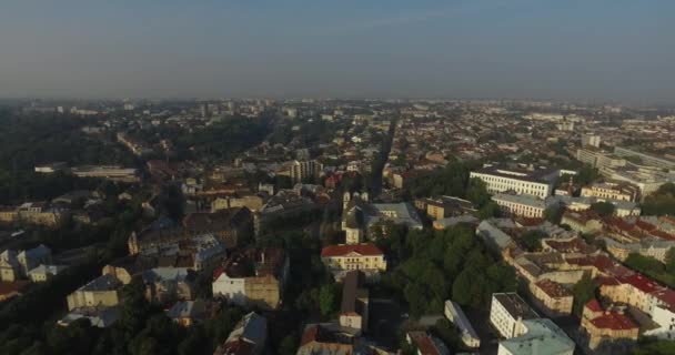 Anténa staré město Lvov, Ukrajina. Střední část starého města. Městská radnice. Lvov doroshenka ulice — Stock video