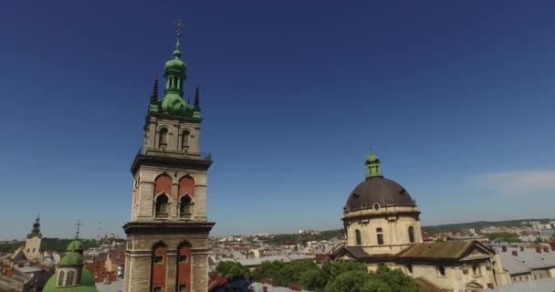 Lviv Morgen Dächer und Straßen Luftaufnahme, ukrainische dominikanische — Stockvideo